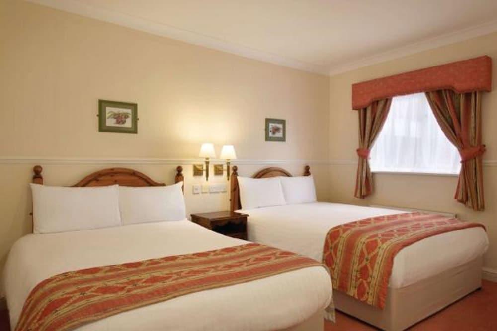 Urban Hotel Грантем Экстерьер фото